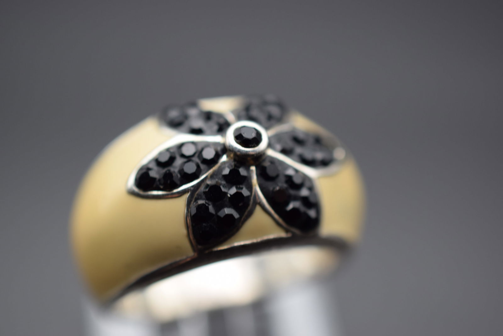 Enamel Flower Sterling Silver 925 Ring Size 8 Lot EH 252: Enamel Flower Sterling Silver 925 Ring Size 8 top measures 5/8" signed inside 925 weighs 8.59 grams