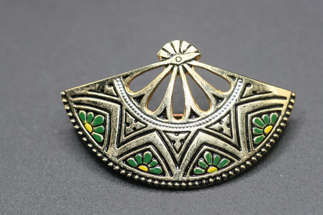Rare Green Damascene Fan Brooch Pin Vintage .lot#253: Rare Green Damascene Fan Brooch Pin Vintage measures 1 5/8" x 1 1/4"