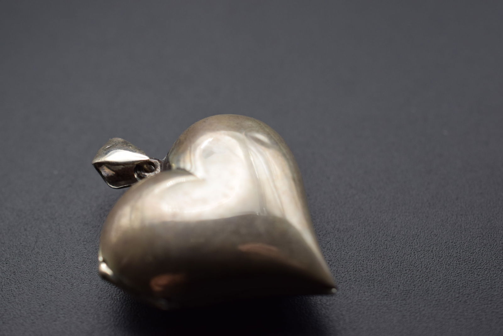 Puffy Heart Locket Sterling Silver 925 Pendant Lot EH 260: Puffy Heart Locket Sterling Silver 925 Pendant measures 1 3/8" x 1 1/4" signed 925 inside has a little tiny dent on the rightside see pics weighs 6.27 grams