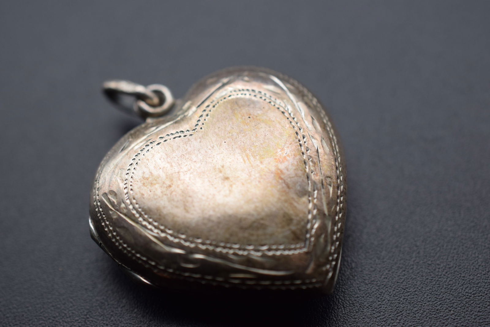 Vintage Heart Locket Pendant Sterling Silver 925 Lot EH 261: Vintage Heart Locket Pendant Sterling Silver 925 measures 1 1/4" x 1 1/4" weighs 8.88 grams