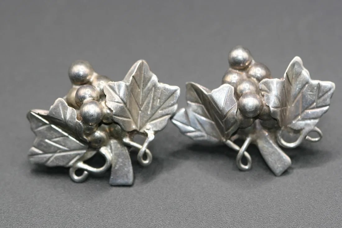 Grape Vine Wine Silver Earrings Pierced vintage .lot#262: Grape Vine Wine Silver Earrings Pierced vintage measures 1 1/4" x 1 1/8" butterfly backs included
