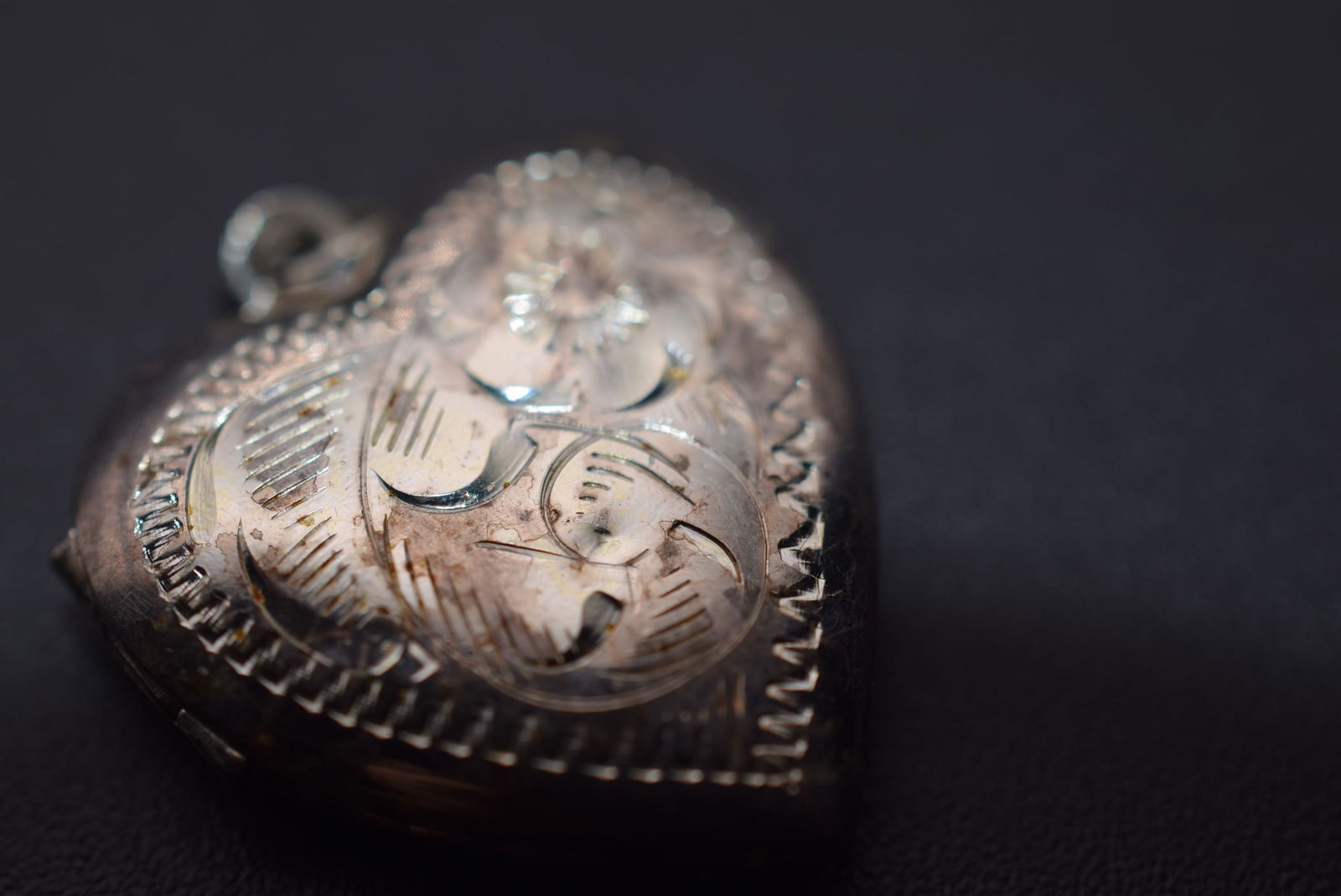 Sterling Heart Locket Silver 925 Lot EH 268: Sterling Heart Locket Silver 925 measures 1" x 3/4" signed sterling inside weighs 3.71 grams