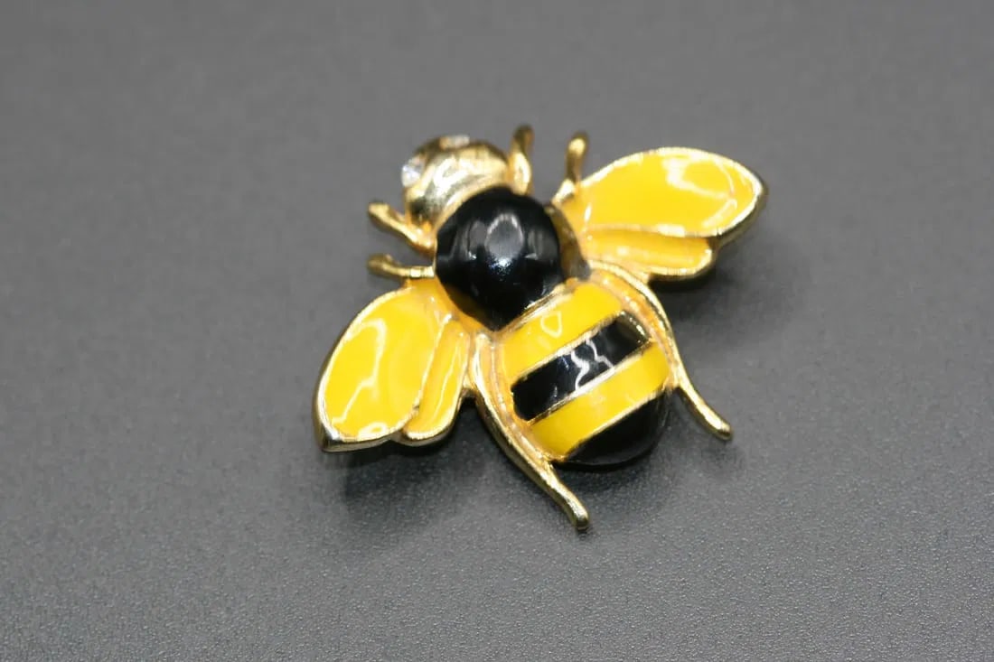 Enamel Bumble Bee Figural animal Brooch Pin .lot#271 (1 of 2)
