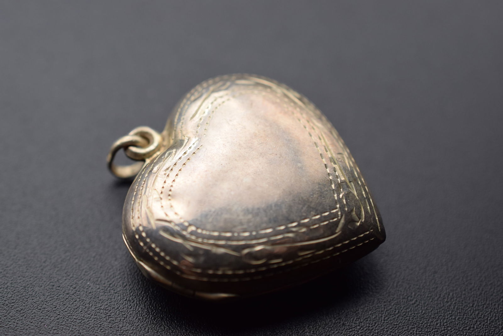 Etched Heart Locket Sterling Silver 925 Pendant Lot EH 272: Etched Heart Locket Sterling Silver 925 Pendant measures 1 1/4" x 1 1/4" tiny dent on upper left hardly visible see pics noted signed 925 inside weighs 8.84 grams