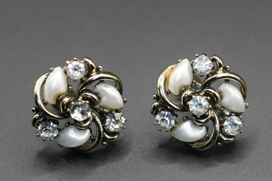 Lisner Babys Tooth Rhinestone Screw Back Sorrento Earrings Signed Vintage .lot#304: Lisner Babys tooth Rhinestone Screw Back Earrings Sorrento Signed Vintage Lisner