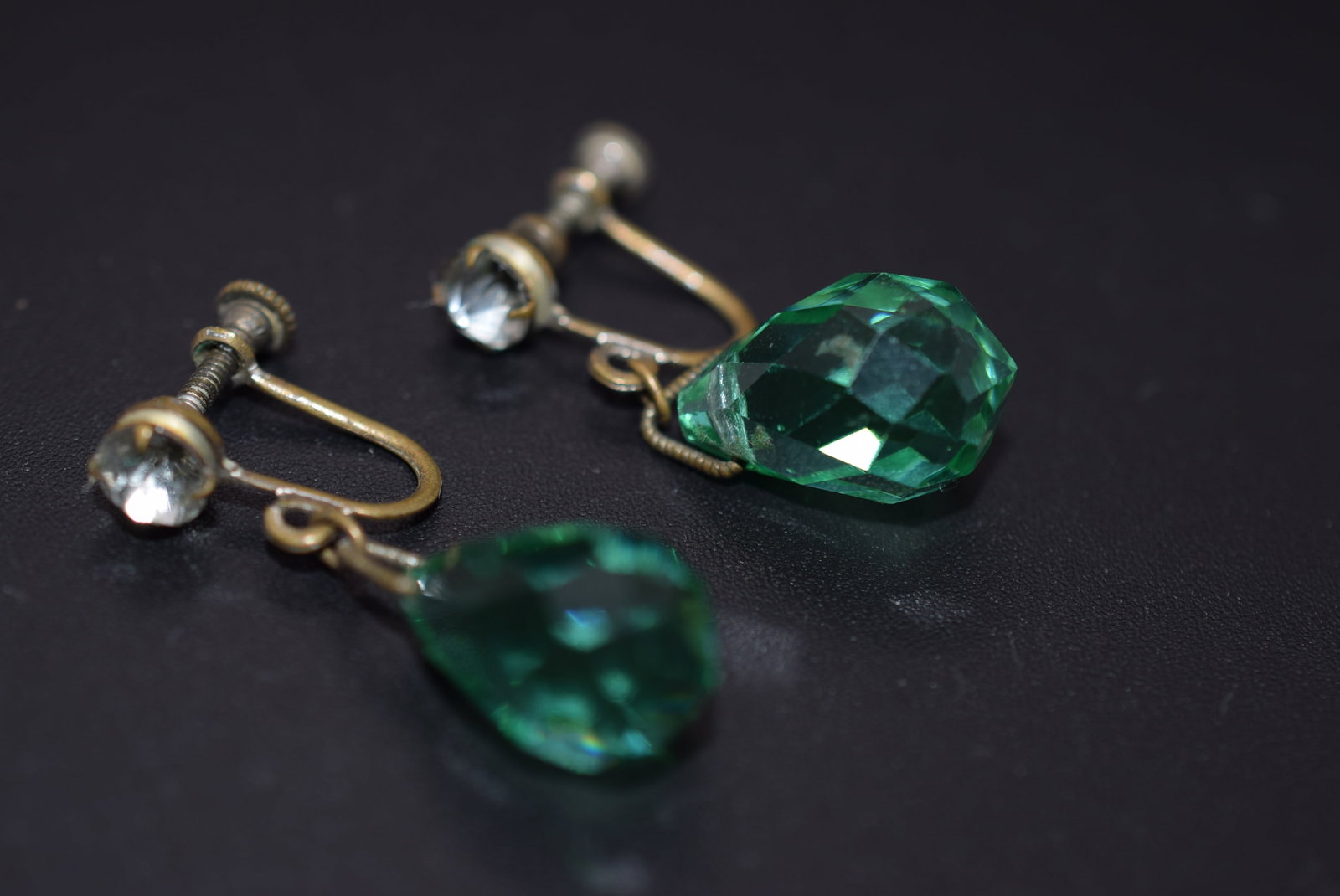 Czech Green Crystal Drop Vintage Screw Back Earrings Lot# BE 305: Czech Green Crystal Drop Vintage Screw Back Earrings