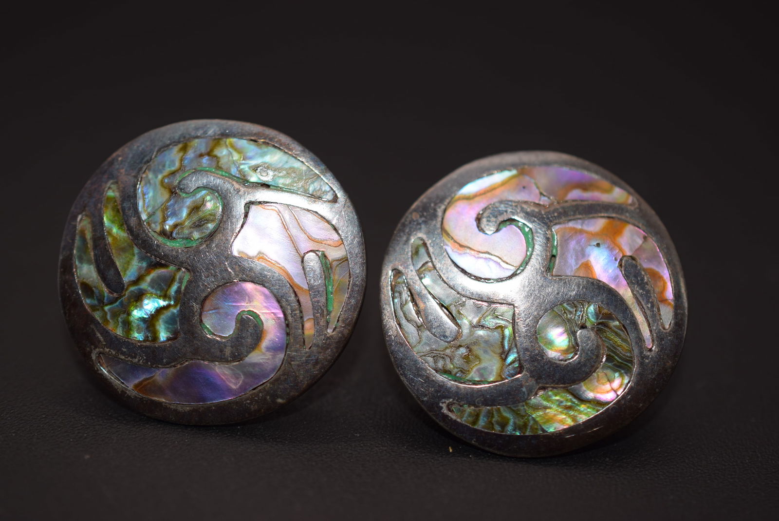 Mexico Cuvarnavaca Sterling Silver 925 Abalone Screw Back Earrings Vintage Lot# BE 308: Mexico Cuvarnavaca Sterling Silver 925 Abalone Screw Back Earrings Vintage signed weighs 6.06 grams measures 1" in diameter