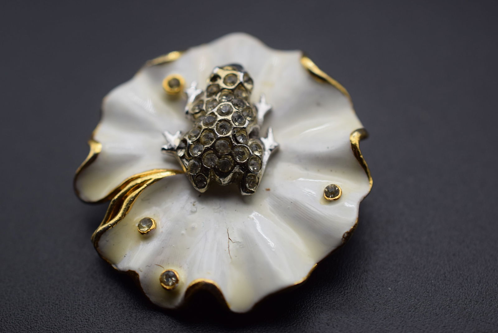 Enamel Frog Brooch Pin Rhinestone Vintage Lot# BE 310: Enamel Frog Brooch Pin Rhinestone Vintage measures 1 1/2" in diameter