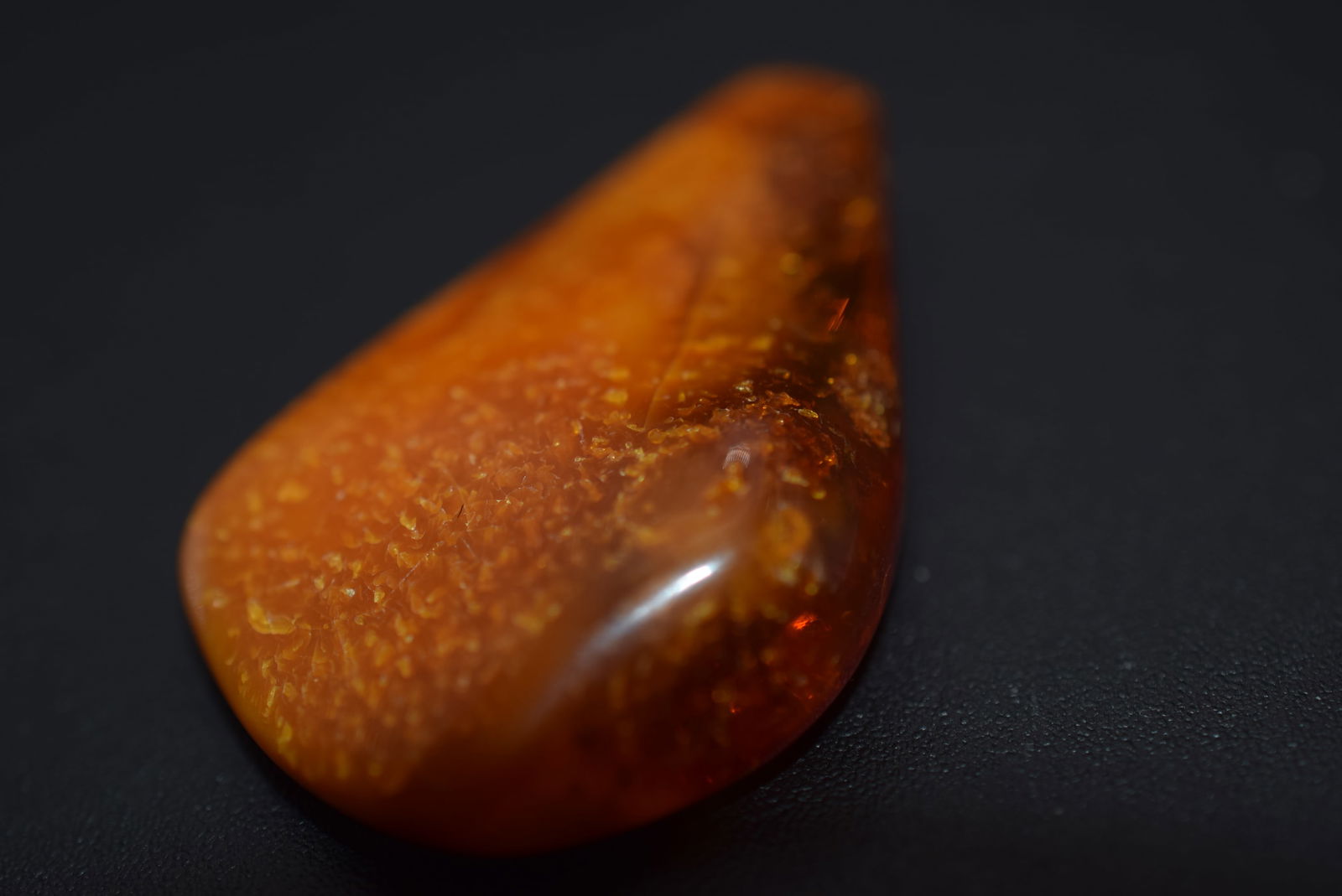 Old Baltic Amber Chunk like candy !! amazing piece Lot# BE 337: Old Baltic Amber Chunk like candy !! amazing piece measures 1 3/8" x 1" weighs 2.84 grams