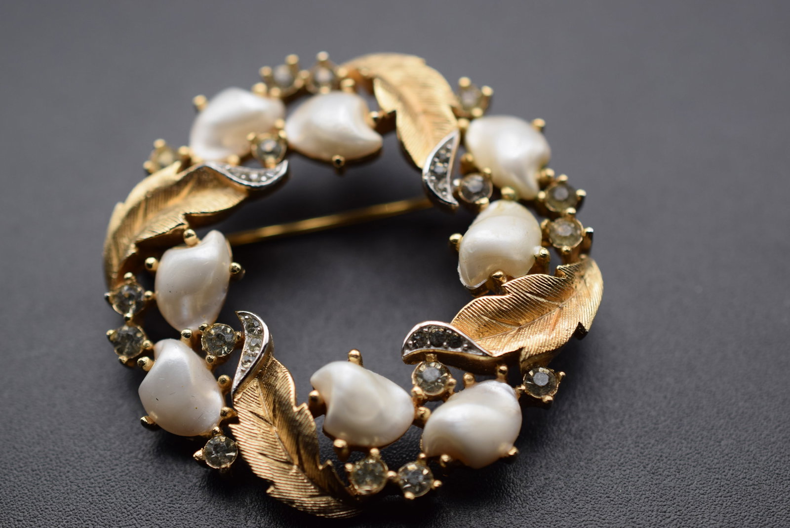 Baby Tooth Trifari Vintage Brooch Pin Lot EH 338: Baby Tooth Trifari Vintage Brooch Pin measures 1 3/4" in diameter signed on the back Trifari Crown Over the T