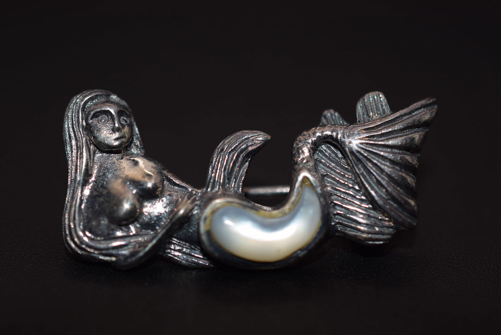 Mermaid Mother Pearl Sterling Silver 925 Brooch Pin Lot# BE 350: Mermaid Mother Pearl Sterling Silver 925 Brooch Pin measures 1 1/4" x 5/8" signed 925 weighs 5.23 grams
