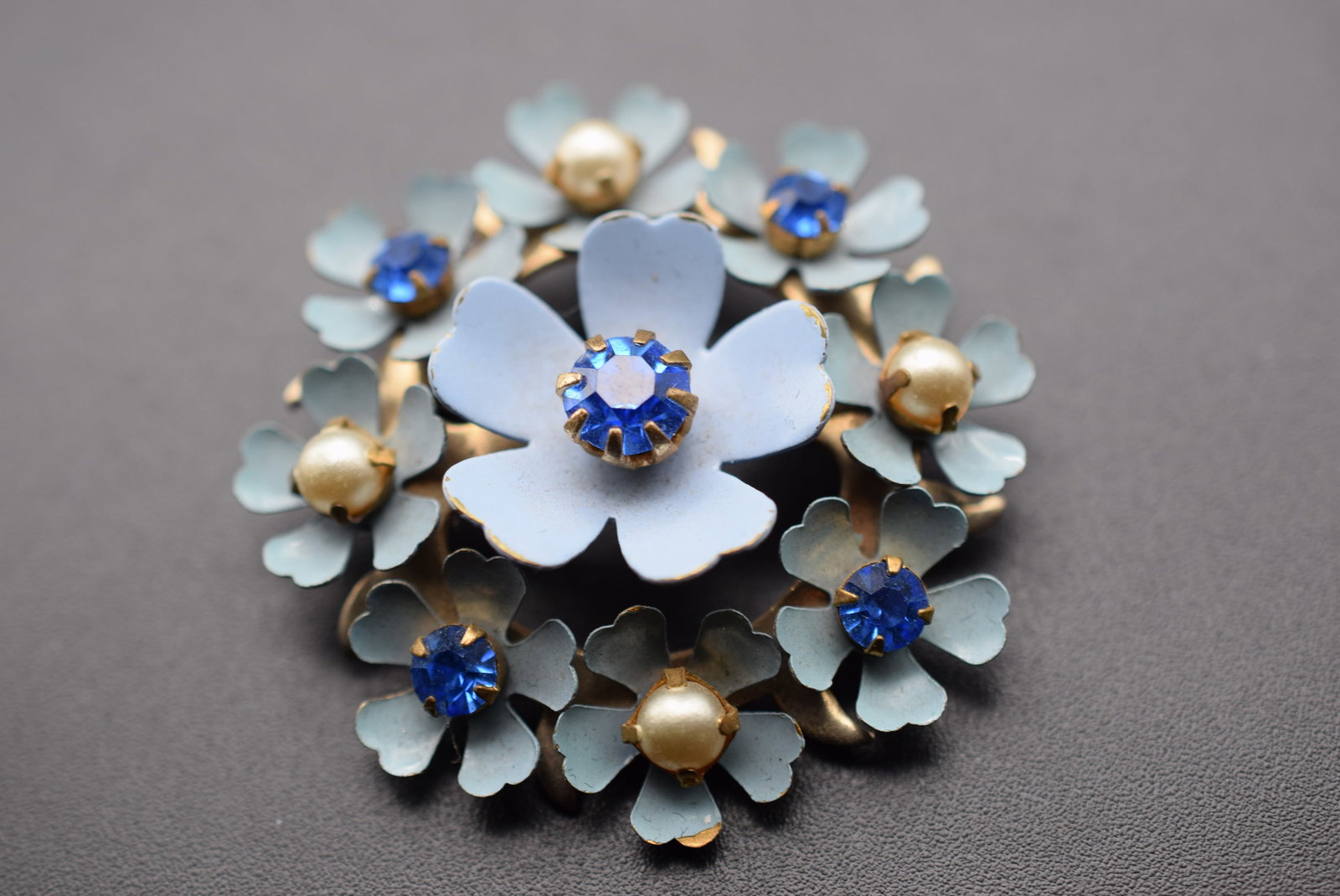 1940's Paint Flower Brooch Pin Vintage Lot EH 351: 1940's Paint Flower Brooch Pin Vintage measures 1 3/4" in diameter