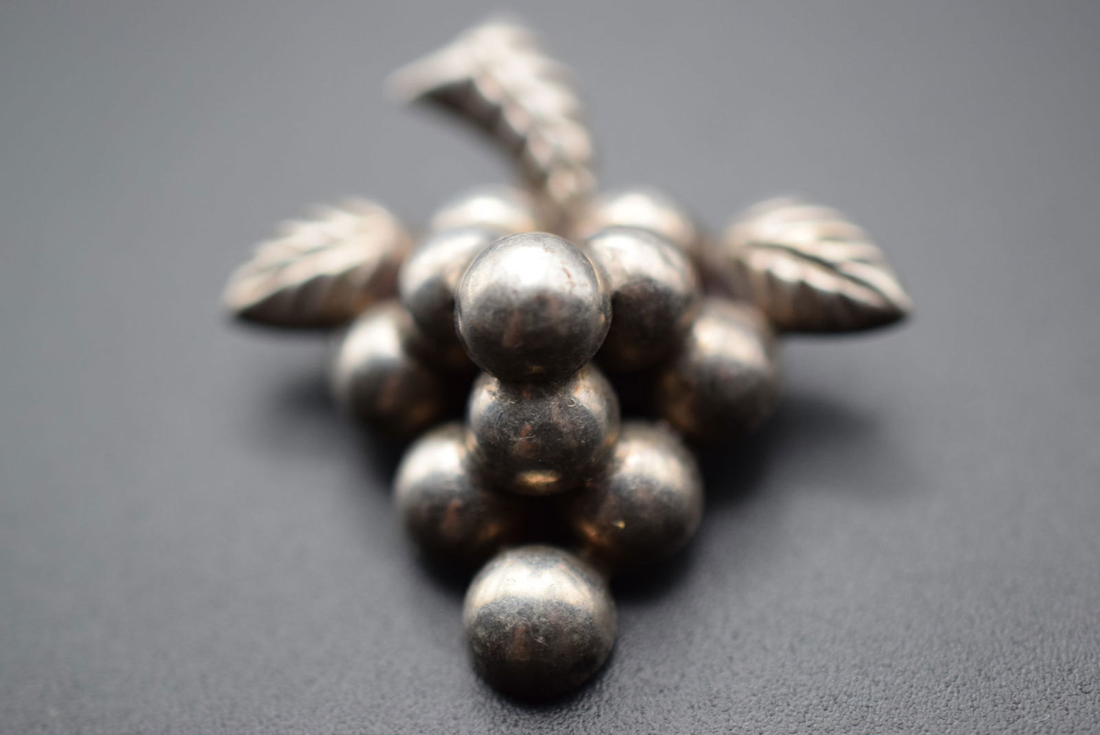 Grapes Brooch Pin Sterling Silver 925 Mexico Lot # BE 353: Grapes Brooch Pin Sterling Silver 925 Mexico measures 1 1/2" x 1 1/2" signed Mexico Sterling weighs 3.91 grams