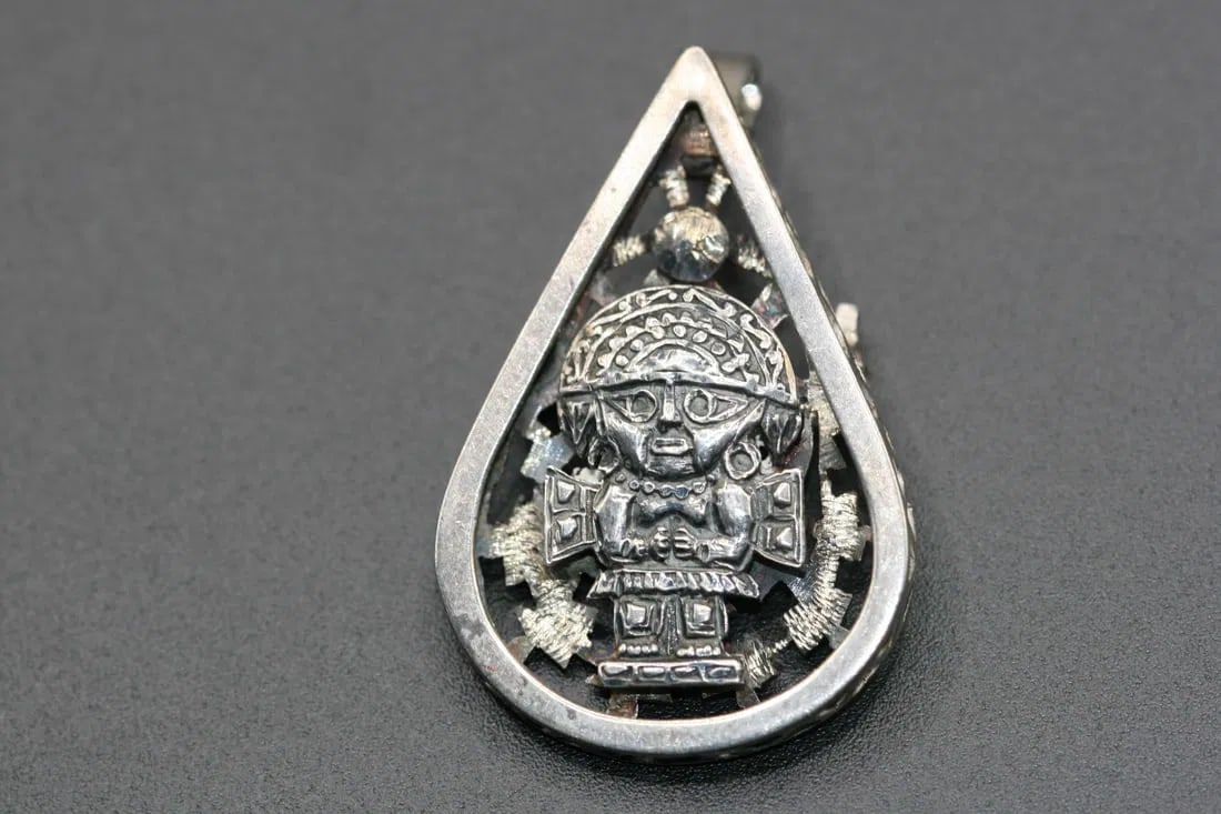 Mayan Sun Figure Sterling Silver 925 Brooch Pendant Vintage .Lot#359: Mayan Sun Figure Sterling Silver 925 Brooch Pendant Vintage measures 1 5/8" x 1" weighs 7.68 grams heavy thick pendant brooch pin