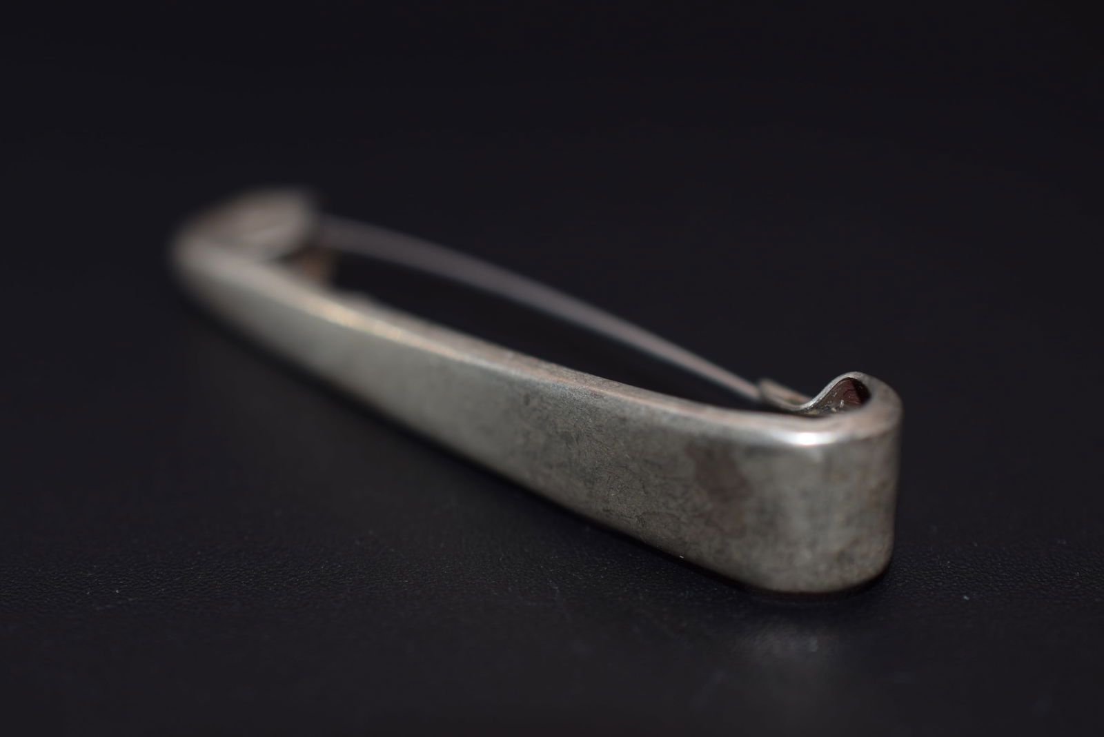 Napier Sterling Silver 925 Brooch Pin 1940's Vintage Lot# BE 360: Napier Sterling Silver 925 Brooch Pin 1940's Vintage measures 2" x 3/8" signed inside Napier Sterling weighs 4.52 grams