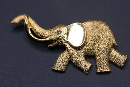 Elephant Brooch Pin Lucky Trunk Up Rhinestone .Lot#362: Elephant Brooch Pin Lucky Trunk Up Rhinestone measures 3" x 1 3/8"