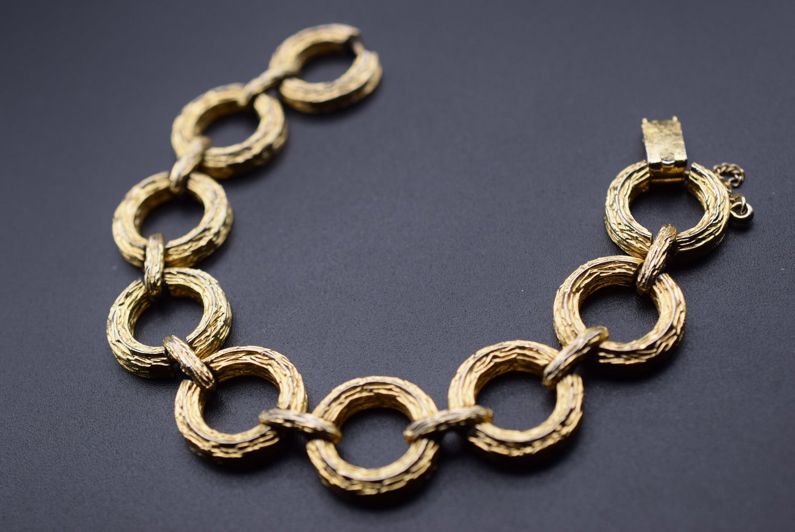Vendome Circles Bracelet Signed Vintage Lot EH 386: Vendome Circles Bracelet Signed Vintage measures 7 1/4" x 3/4" signed Vendome on the back of each and every link !