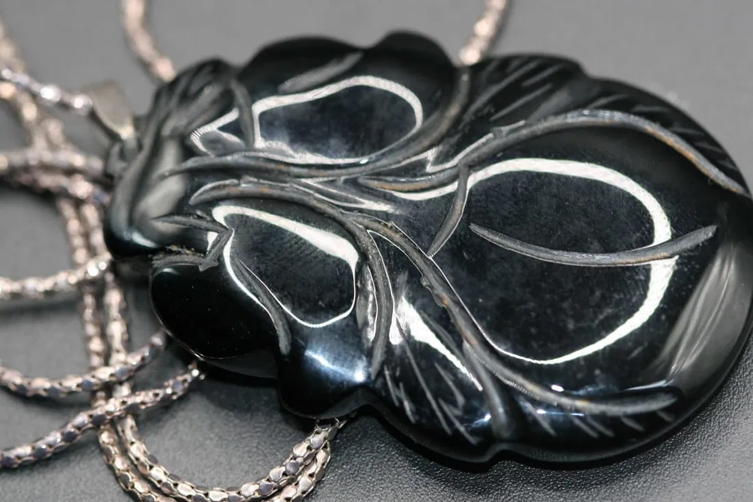 Onyx Carved Pendant Sterling Ornate Chain Vintage Necklace .lot#392: Onyx Carved Pendant Sterling Ornate Chain Vintage Necklace pendant measures 2 1/4" x 1 1/2" and the ornate chain is signed 925 measures 24" long chain stamped 925 S1 AR