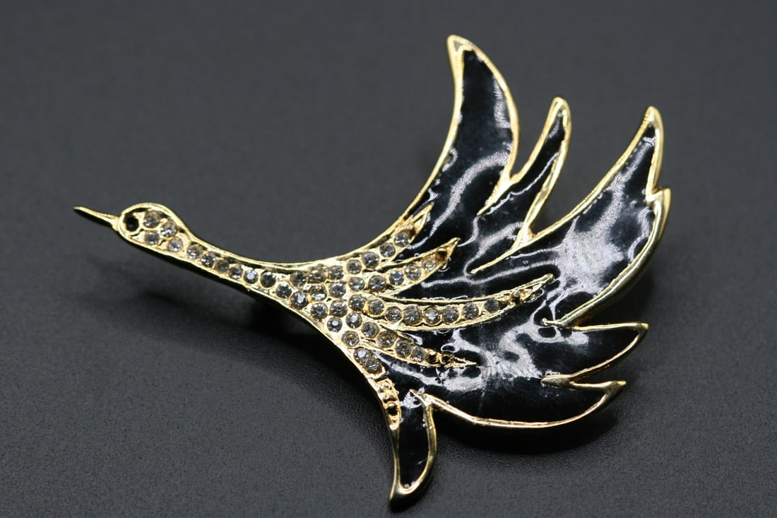 Enamel Goose Swan Rhinestone Brooch Pin Huge .lot#400: Enamel Goose Swan Rhinestone Brooch Pin Huge measures 2 3/4" x 2 3/8"
