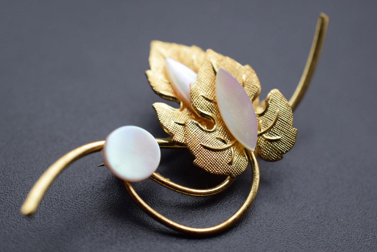 Mother of Pearl 1940's Vintage Brooch Pin Lot EH 401: Mother of Pearl 1940's Vintage Brooch Pin measures 2 1/2" x 1 1/4"