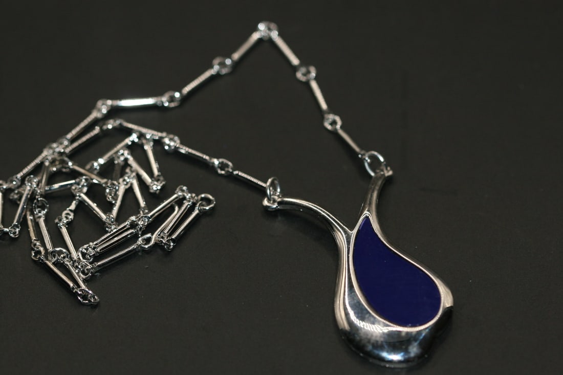 Sarah Coventry Necklace Enamel Signed Vintage Blue silvertone .Lot#405: Sarah Coventry Necklace Enamel Signed Vintage Blue silvertone chain measures 22" long the enamel pendant measures 2" x 1" signed Sarah on the back of the pendant