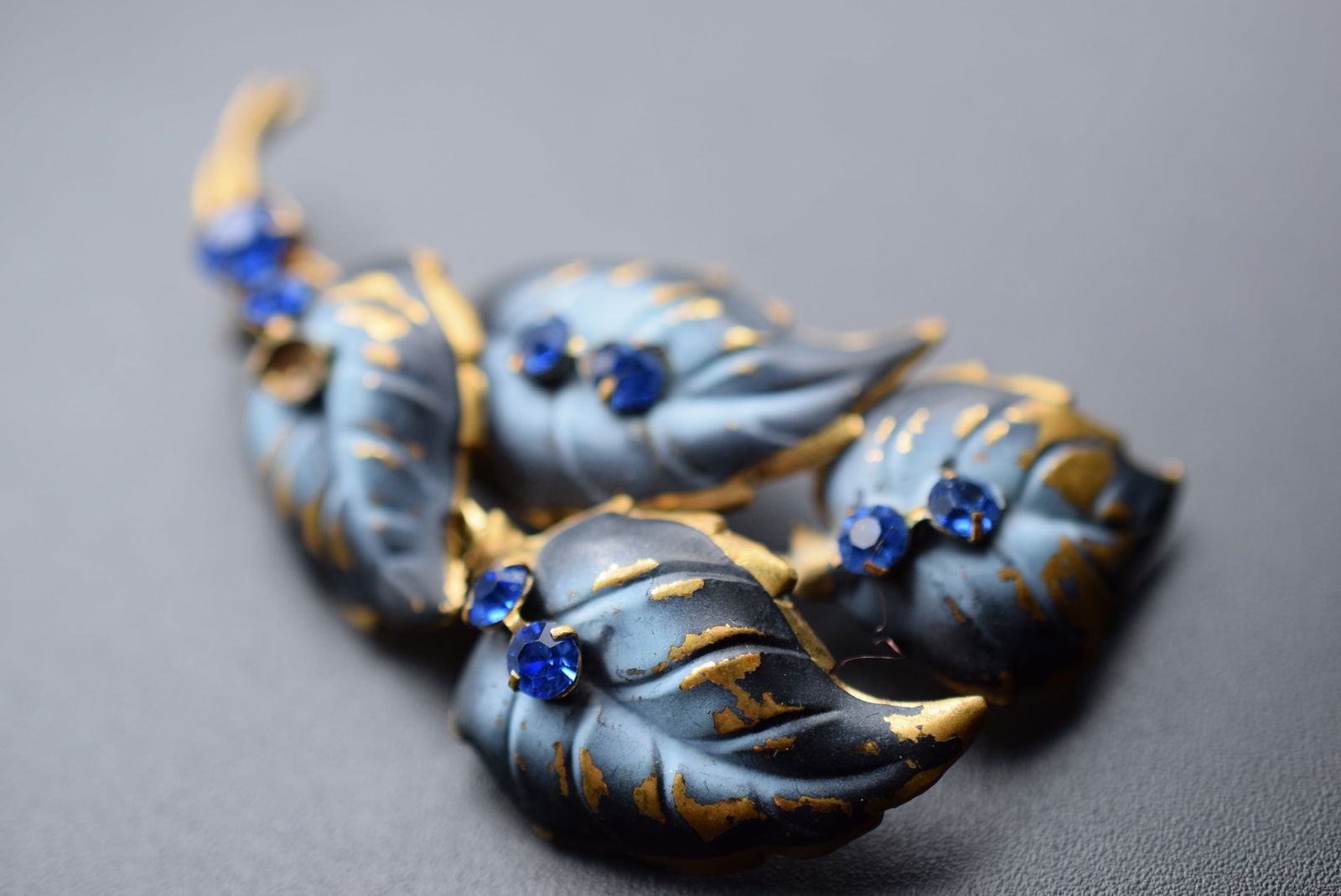 Hand Painted Vintage 1940's Brooch Pin Rhinestone Lot EH 408: Hand Painted Vintage 1940's Brooch Pin Rhinestone measures 2 3/8" x 1 3/8"