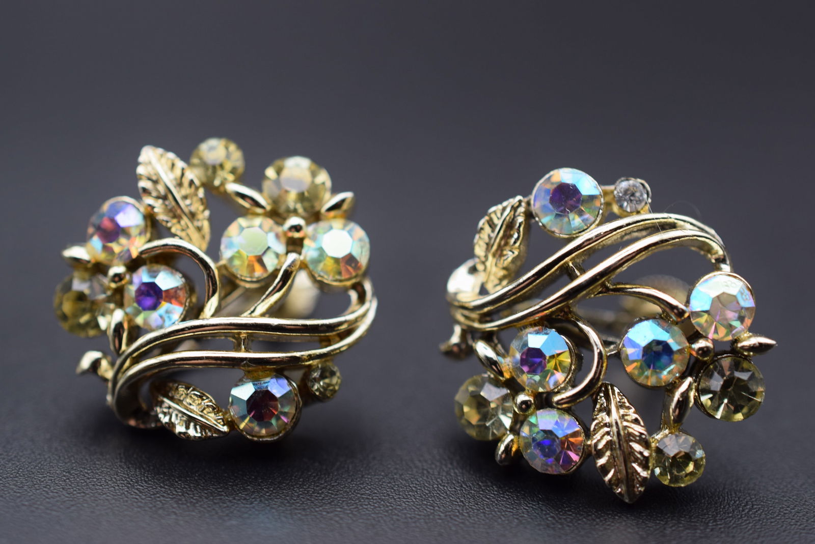 Lisner Rhinestone Screwback Earrings Vintage 1940's Lot EH 410: Lisner Rhinestone Screwback Earrings Vintage 1940's measures 1" in diameter Signed Lisner on the clasps