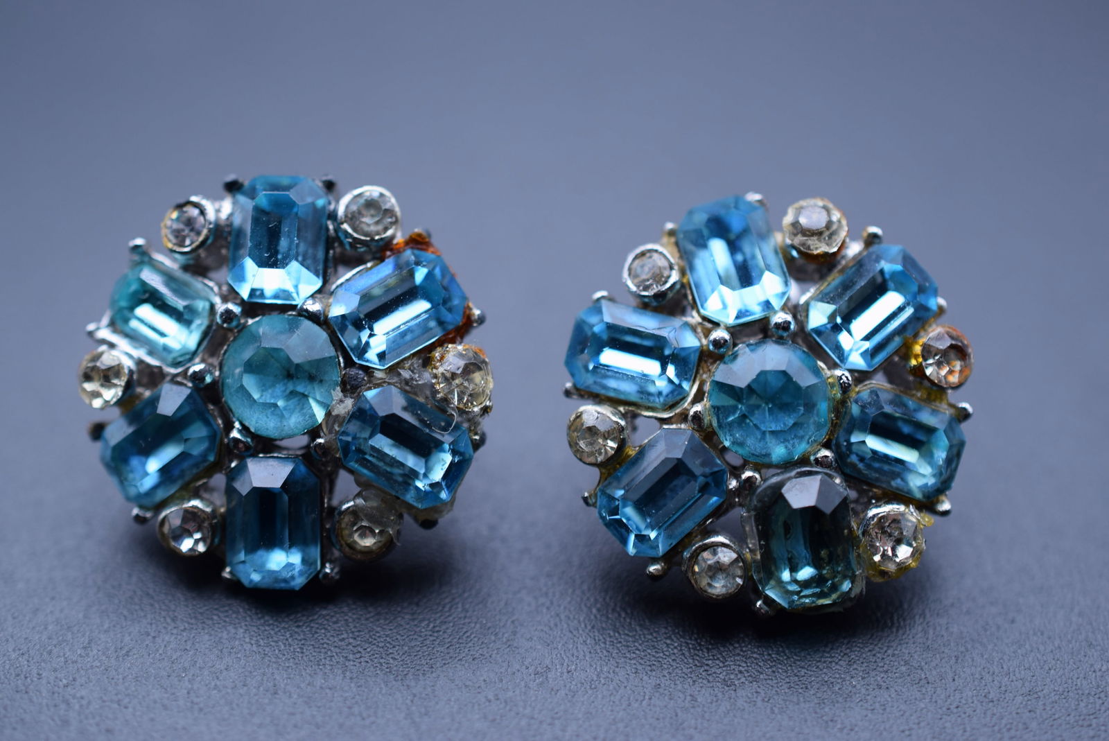 Rhinstone Vintage Screwback Earrings 1940's Lot EH 415: Rhinstone Vintage Screwback Earrings 1940's measures 1" in diameter