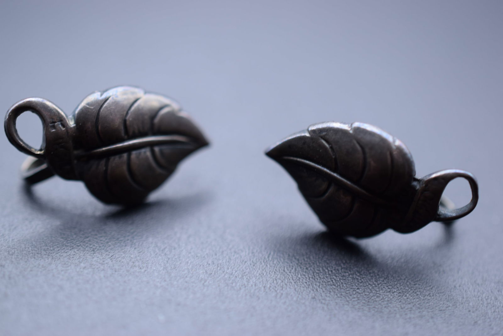 Sterling Silver 925 Screwback 1940's Vintage Earrings Lot EH 417: Sterling Silver 925 Screwback 1940's Vintage Earrings measures 7/8" x 1/2" signed Sterling weighs 4.75 grams