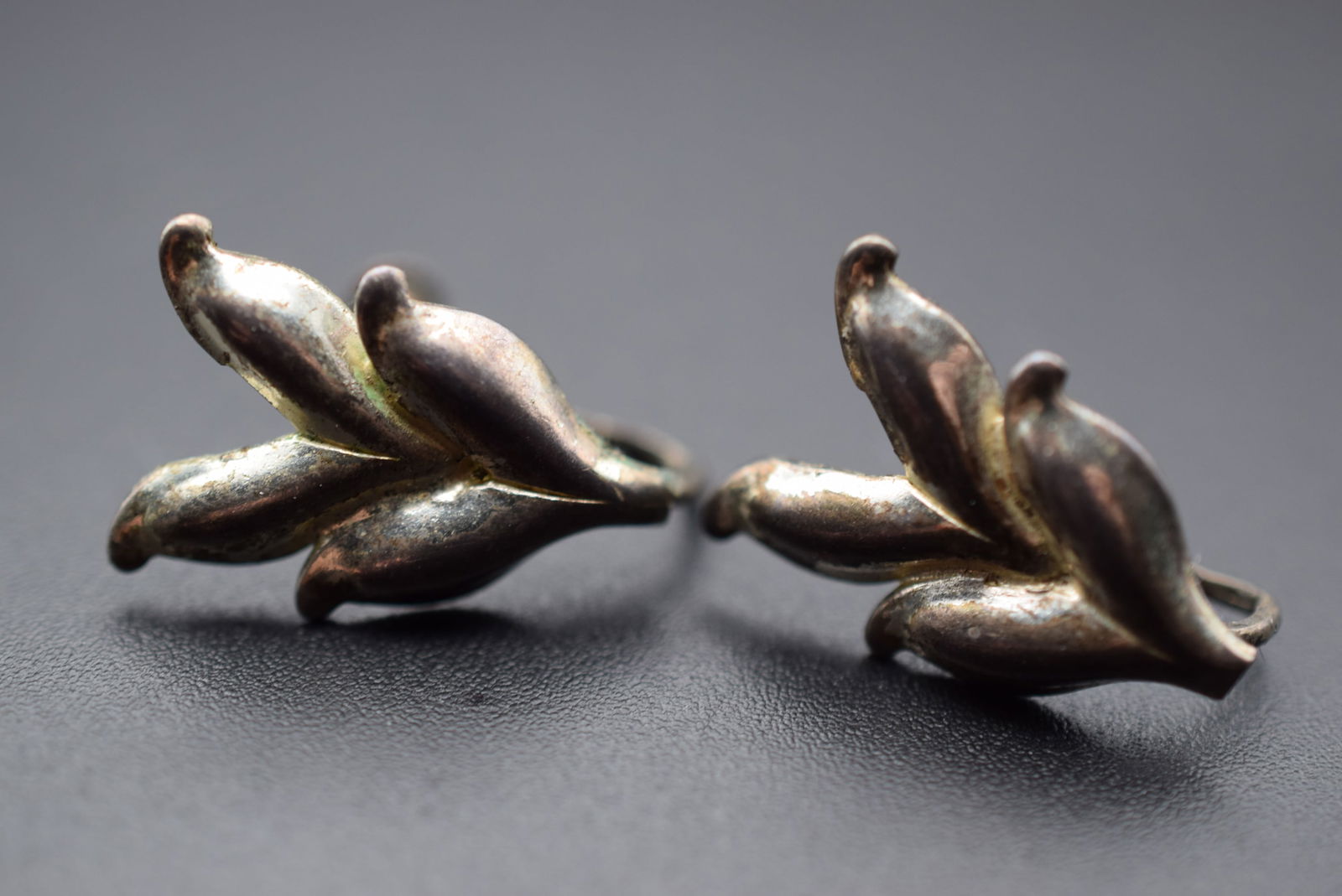 V Victory Screwback Earrings Vintage 1940's Lot EH 423: V Victory Screwback Earrings Vintage 1940's measures 1" x 5/8" unsigned