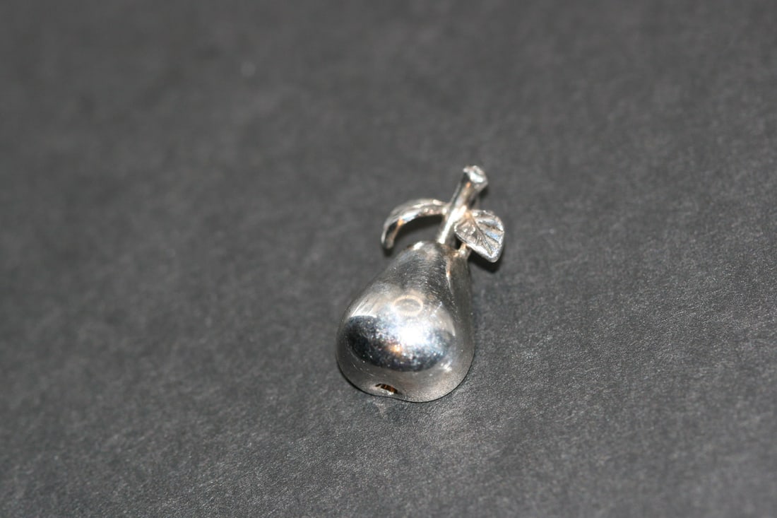 Sterling Silver 925 Apple Pear Pendant Charm .Lot#424: Sterling Silver 925 Apple Pendant Charm measures 7/8" x 1/2" weighs 2.29 grams