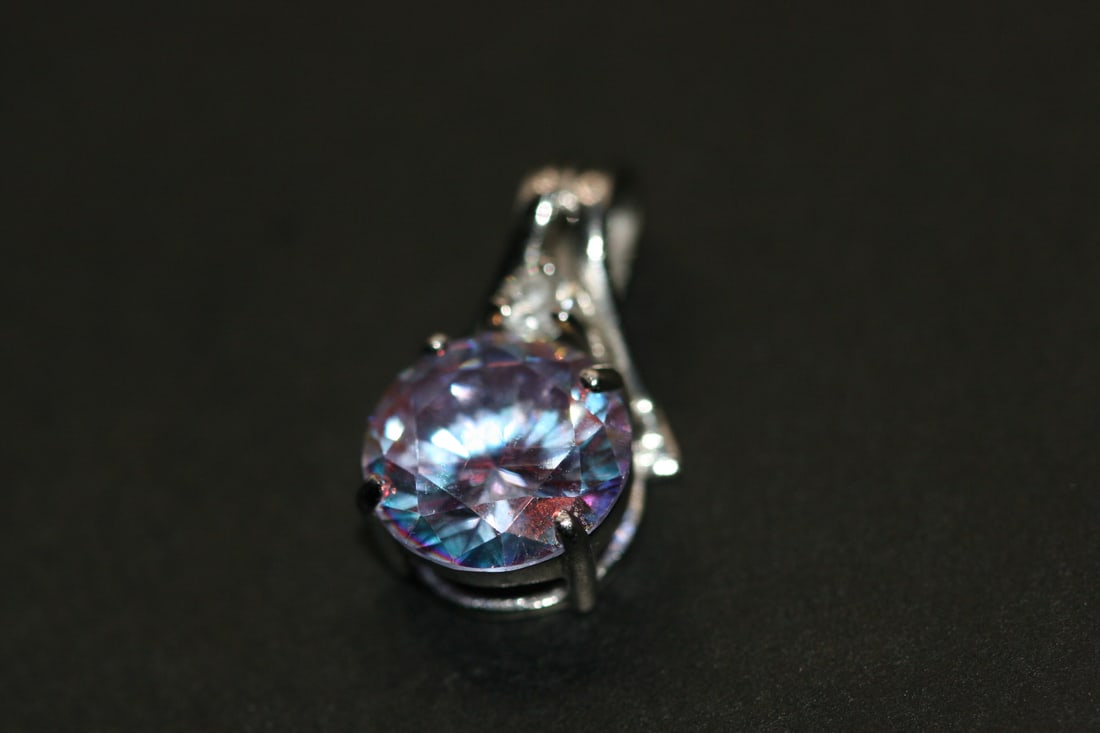 C A Sterling Silver 925 Magnificent pendant light amethyst Lilac Crystal CZ .Lot#428: C A Sterling Silver 925 Magnificent pendant light amethyst Lilac Crystal CZ measures 3/4" x 1/2"