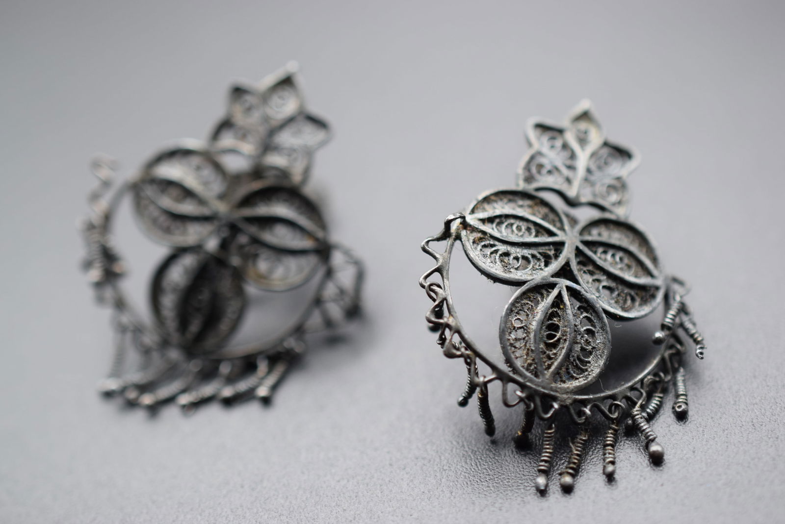 Filigree Screwback Earrings Vintage 1940's Lot EH 429: Filigree Screwback Earrings Vintage 1940's measures 1 1/4" x 1" unsigned