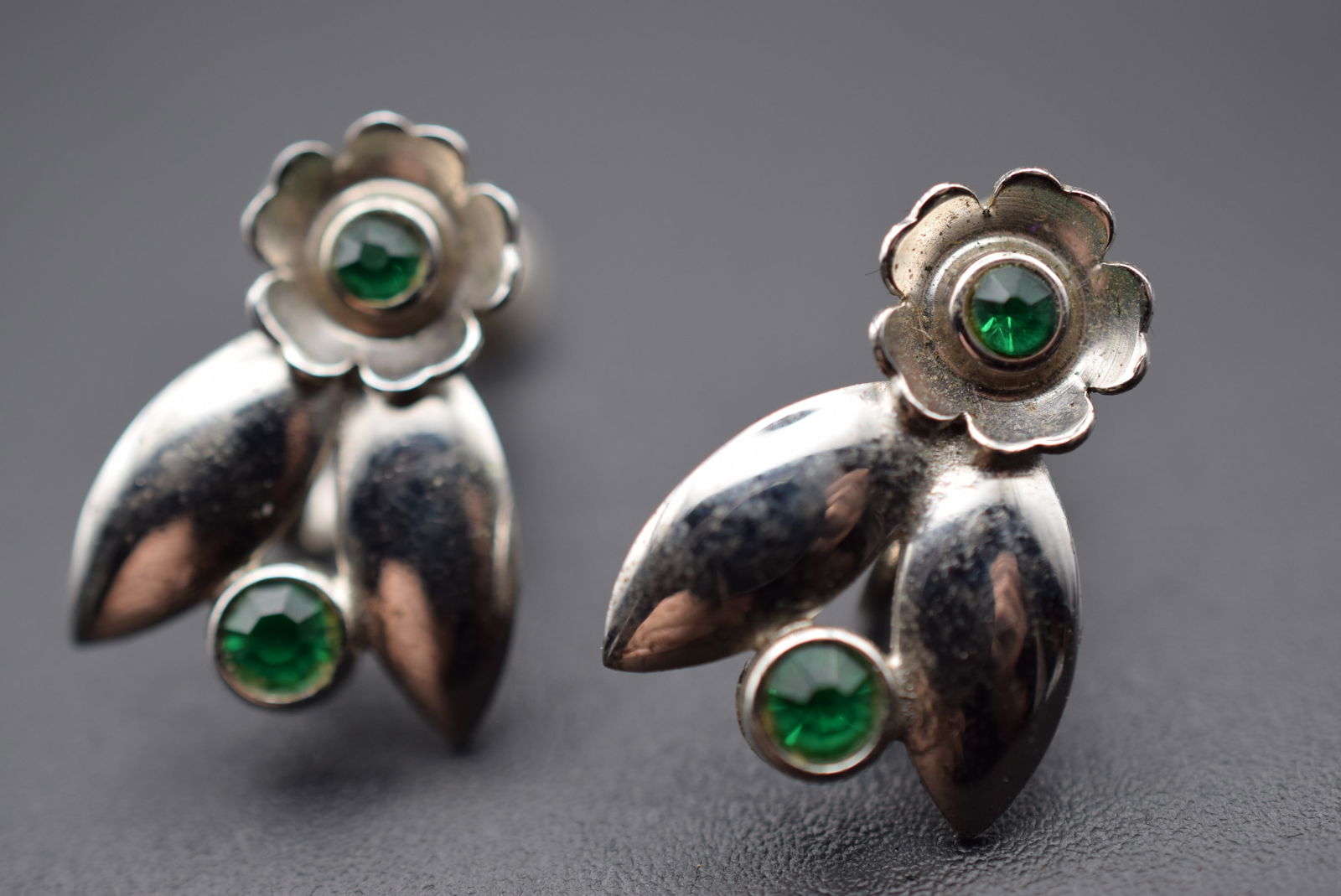 Bond Boyd Sterling Silver 925 Rhinestone Screwback Earrings Vintage Signed Lot EH422: Bond Boyd Sterling Silver 925 Emerald Green Rhinestone Screwback Earrings Vintage Signed on the backs Bond Boyd Ster measures 3/4" x 5/8" weighs 3.32 grams