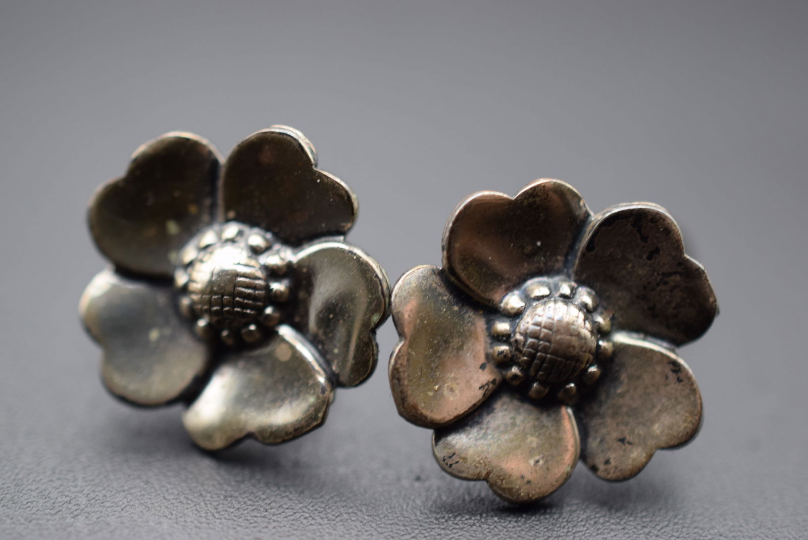 Jewel Art Sterling Silver 925 Flower Vintage 1940's Screwback Earrings Lot EH 431: Jewel Art Sterling Silver 925 Flower Vintage 1940's Screwback Earrings measures 3/4" in diameter signed Jewel Art Ster on the backs weighs 4.18 grams