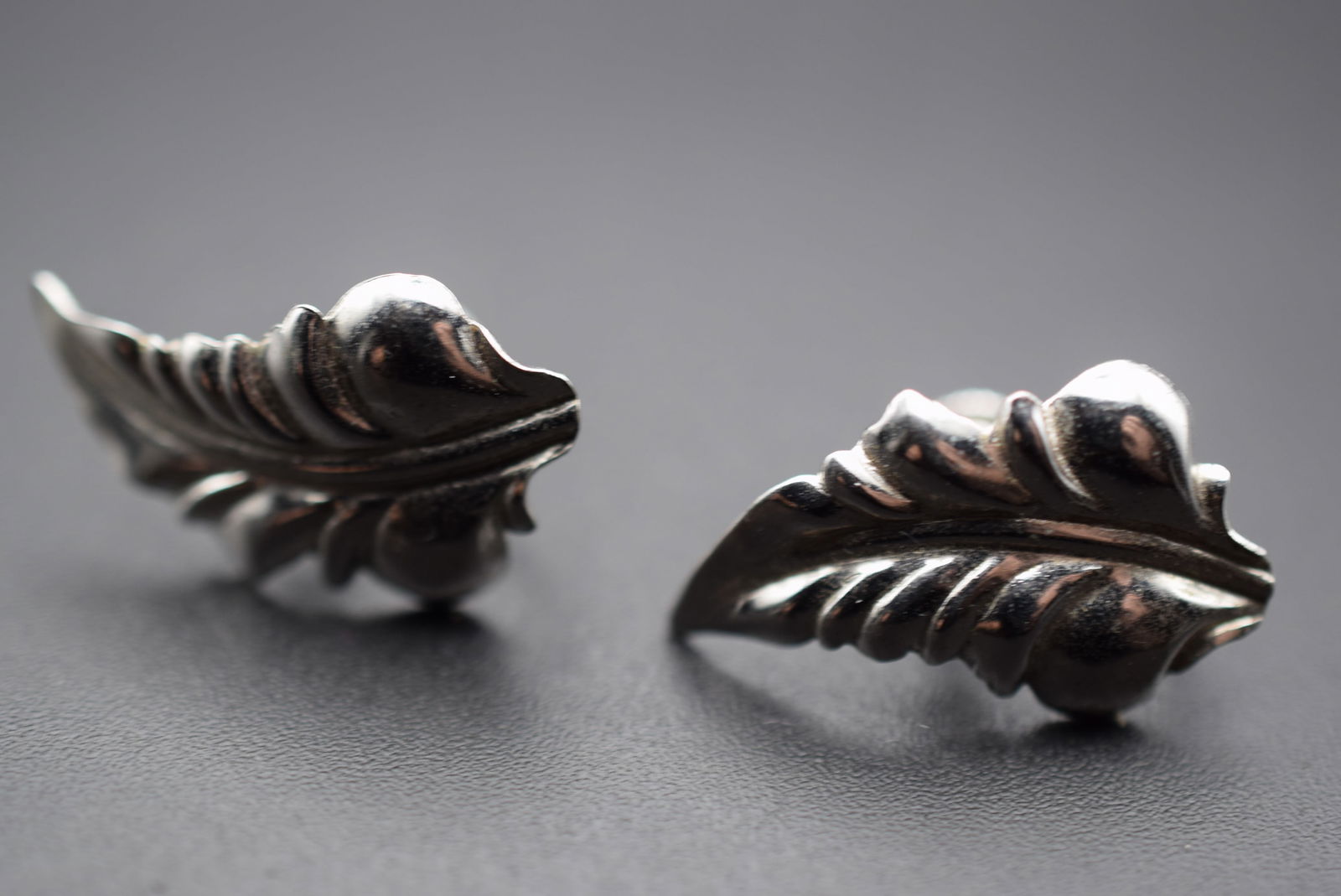 Bond Boyd Sterling Silver 925 Screwback Vintage Earrings Lot EH 435: Bond Boyd Sterling Silver 925 Screwback Vintage Earrings measures 1" x 5/8" signed Bond Boyd Ster on the backings weighs 3.16 grams