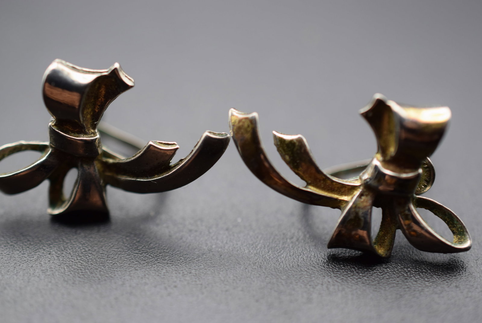 Bows Bows Bows Bond Boyd Sterling Bows Screwback Vintage 1940's Vintage Earrings Lot EH 438: Bows Bows Bows Bond Boyd Sterling Bows Screwback Vintage 1940's Vintage Earrings so lovely signed Bond Boyd Sterling on a Plaque on the backs and measures 1 1/8" x 5/8" weighs 4.8 grams