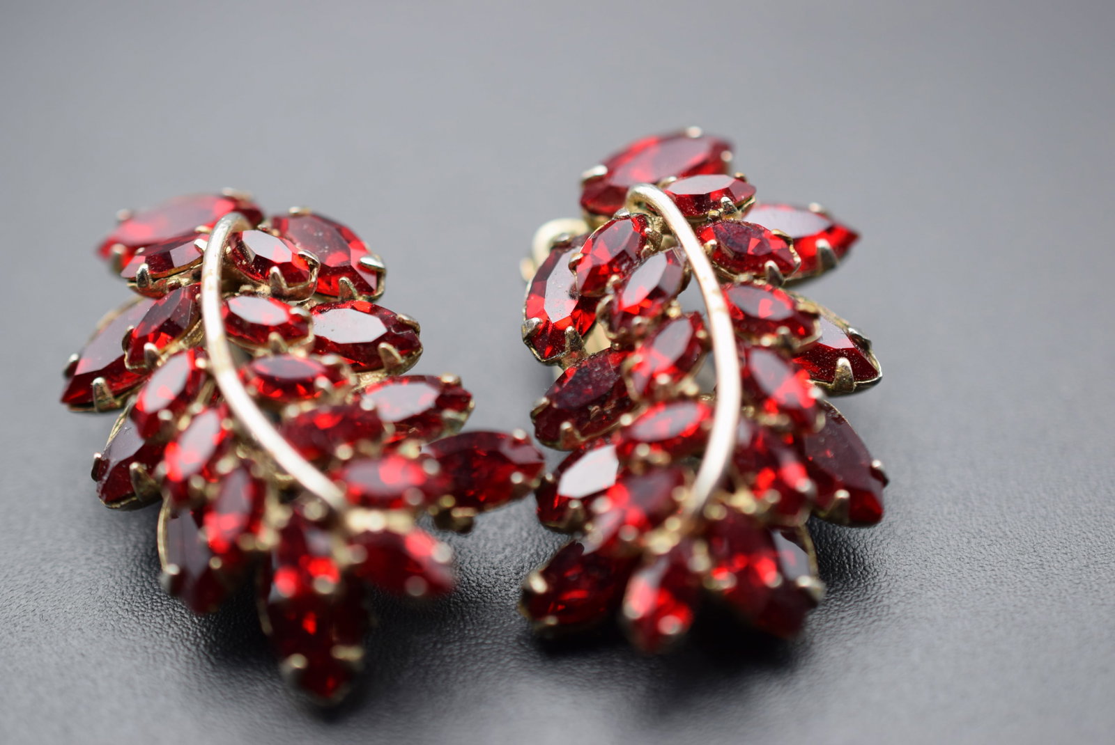 Sherman RED Rhinestone Clip Earrings 1940's Vintage Signed Lot EH 442: Sherman RED Rhinestone Clip Earrings 1940's Vintage Signed on the backs measures 1 1/4" x 1" wear to the backs see pics