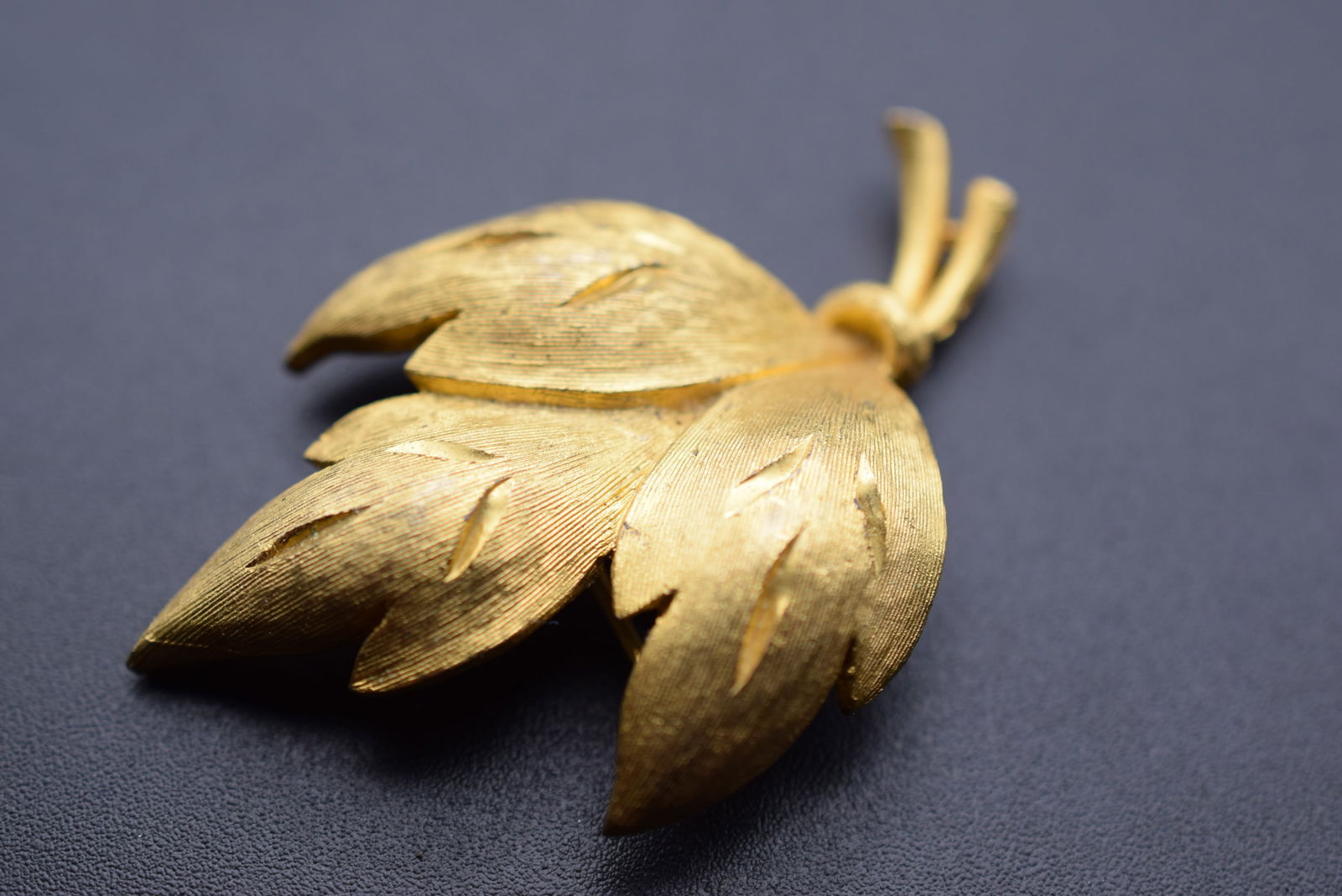 JJ Leaf Brooch Early JJSigned Pin Vintage Lot EH 449 (1 of 2)