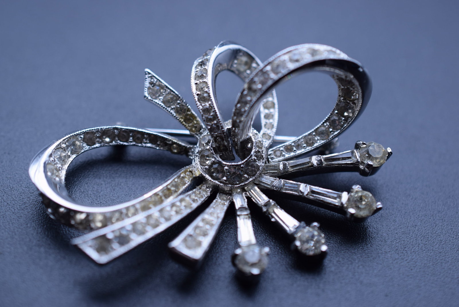 Wow Kramer of New York 3D Bow Brooch Pin 1940's Signed Lot EH 451: Wow Kramer of New York 3D Bow Brooch Pin 1940's Signed measures 2 1/8" x 1 5/8"