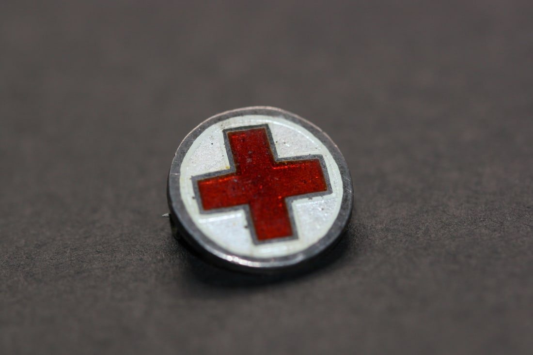 Sterling Enamel Red Cross Lapel Brooch Pin vintage Sterling Silver 925 .Lot#452: Sterling Enamel Red Cross Lapel Brooch Pin vintage Sterling Silver 925 measures 1/2" in diameter