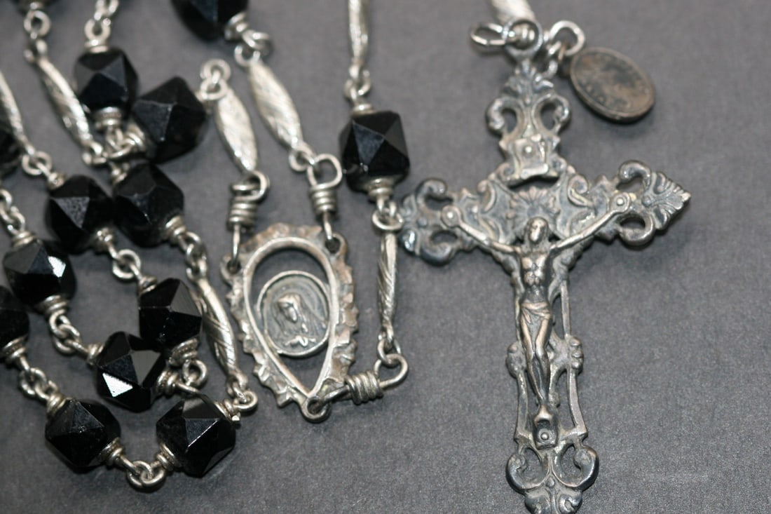 MAGNIFICENT GLORIA ROSARY Black Jet Crystals Sterling Silver 925 Vintage 30" .Lot#455: MAGNIFICENT GLORIA ROSARY Black Jet Crystals Sterling Silver 925 Vintage signed Gloria Sterling on the Crucifix and on the Center Medal and also has a hang tag marked: Chaplet Gloria Rosary measures 3
