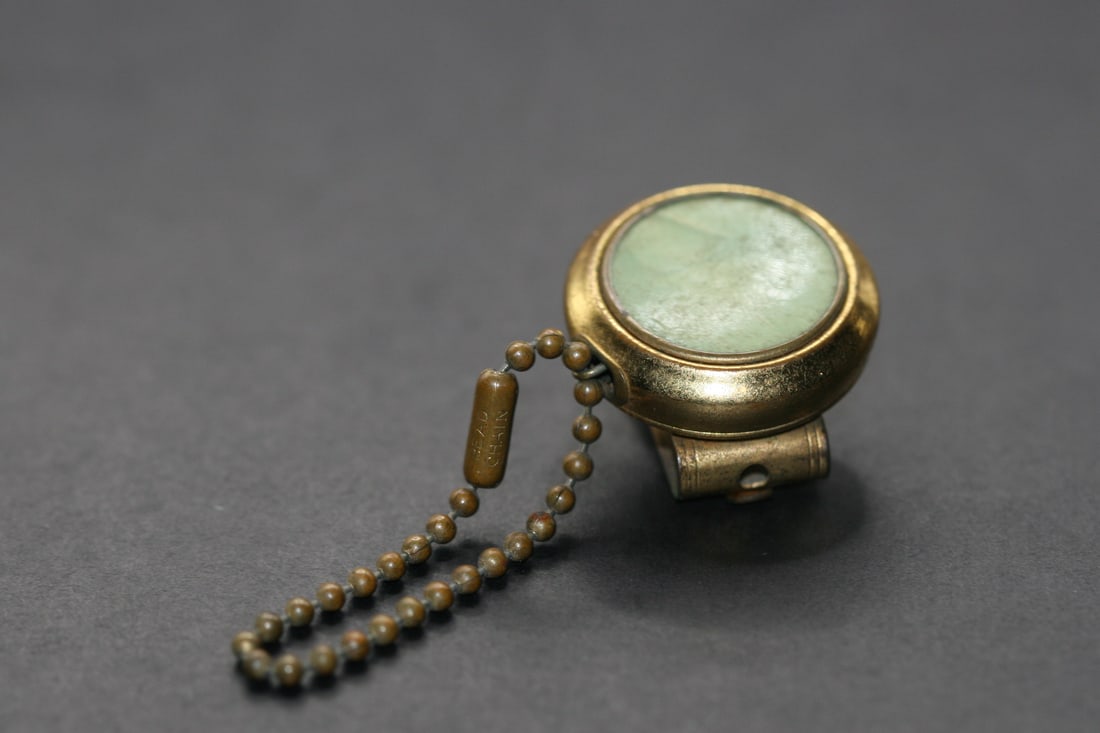 VINTAGE KEY KEEPER BROOCH KETCHCAM KEYCHAIN CHAIN .Lot#456: Victorian Keychain Spring Chain mechanism vintage VINTAGE KEY KEEPER BROOCH KETCHCAM KEYCHAIN CHAIN measures 1" in diameter