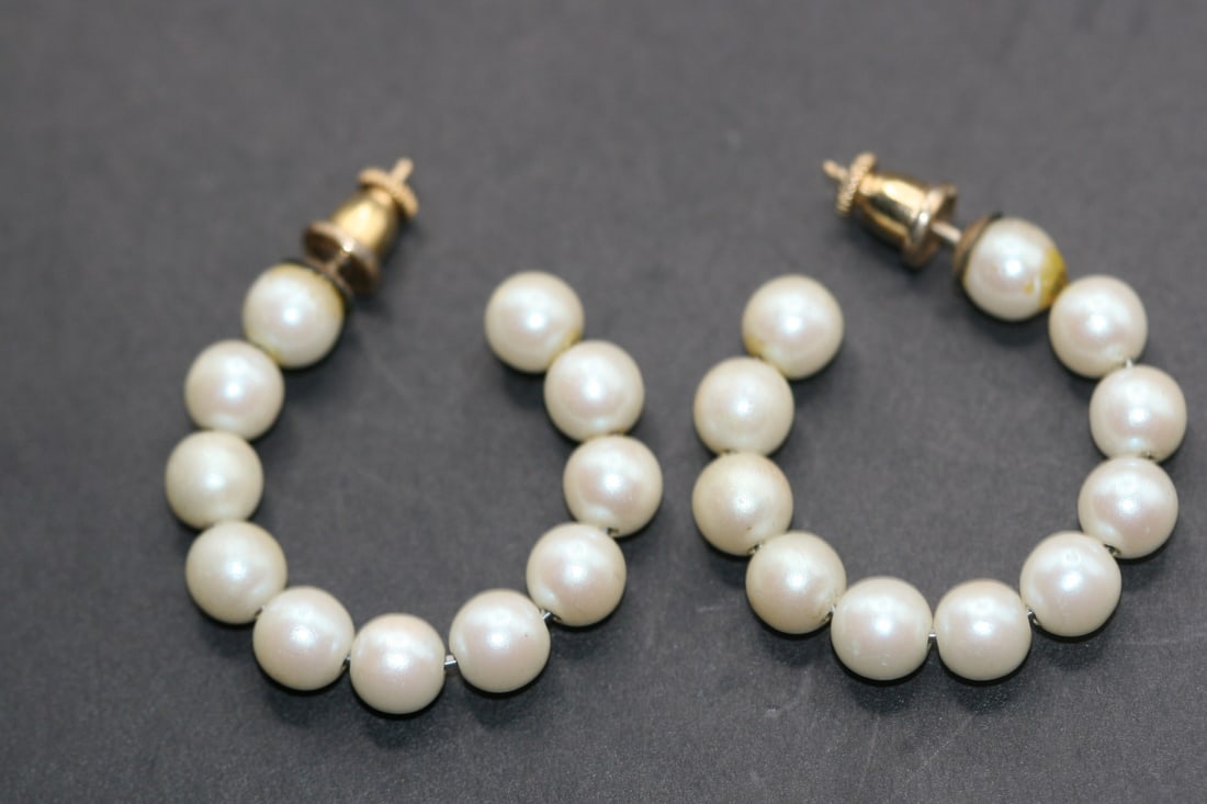 Pearl Hoop Pierced Earrings vintage .Lot#459: Pearl Hoop Pierced Earrings vintage measures 1 1/4" in diameter with smooth fitting backings