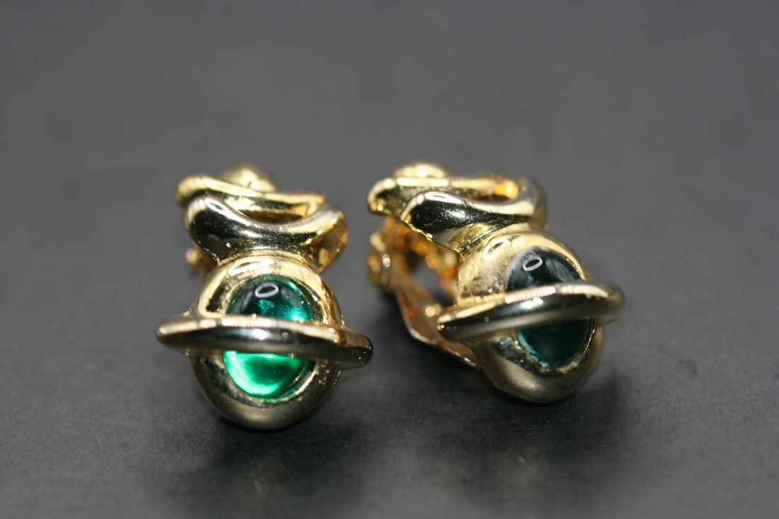 Green Cabochon Glass Emerald Clip Earrings Modernist .Lot#466: Green Cabochon Glass Emerald Clip Earrings Modernist measures 1" x 3/8"