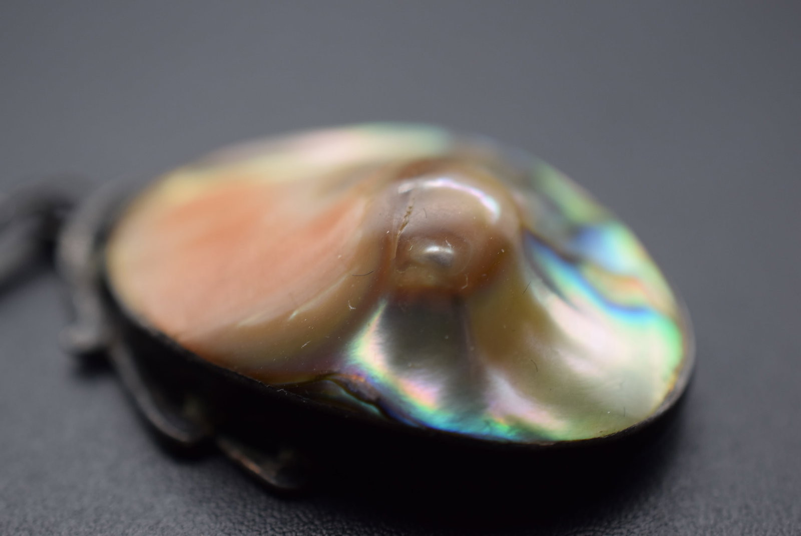Mabe Pearl Sterling Edwardian Pendant Vintage Lot EH 484: Mabe Pearl Sterling Edwardian Pendant Vintage measures 1 3/8" x 1" signed Sterling on the back of the pendant
