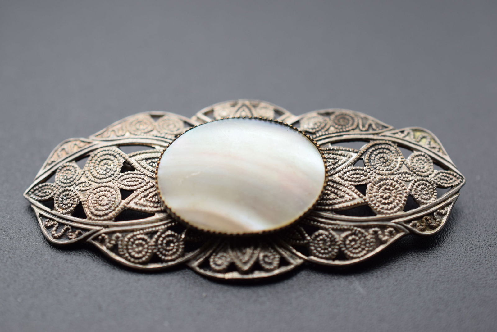 Filigree Mother Of Pearl Brooch Pin Vintage Lot EH 494: Filigree Mother Of Pearl Brooch Pin Vintage measures 2 1/4" x 1"