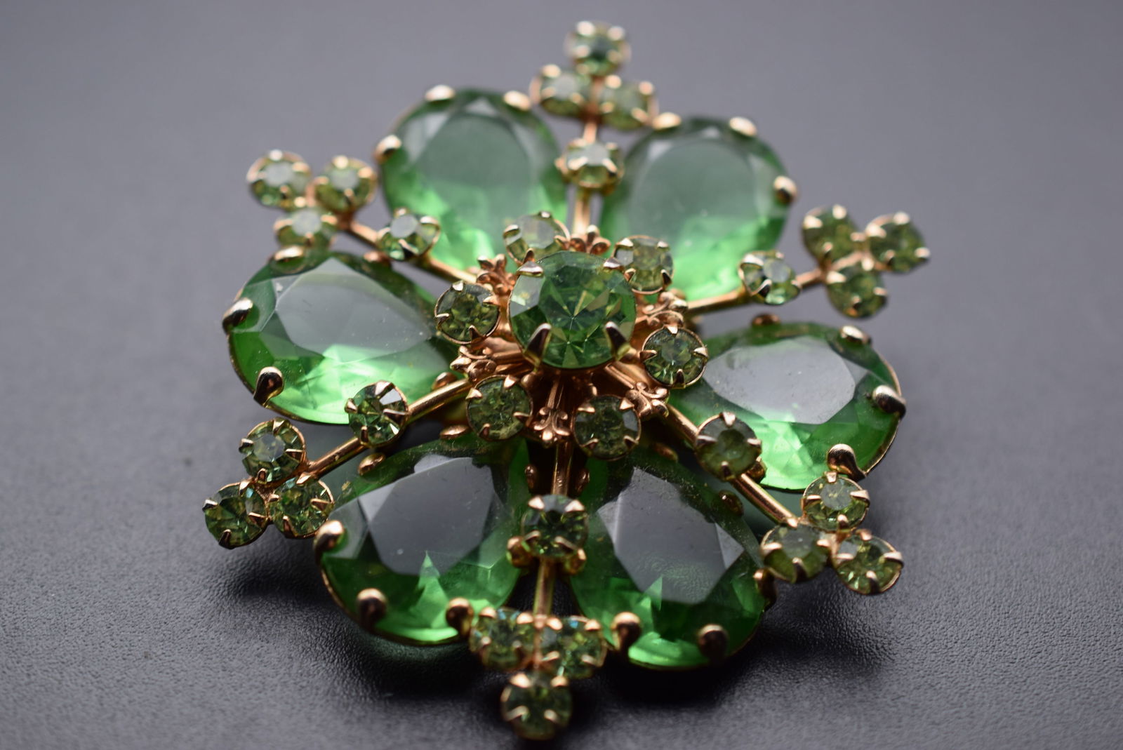 Fantastic Rhinestone Green Rhinestone Flower Brooch Pin Lot EH 499: Fantastic Rhinestone Green Rhinestone Flower Brooch Pin measures 2 3/8" in diameter
