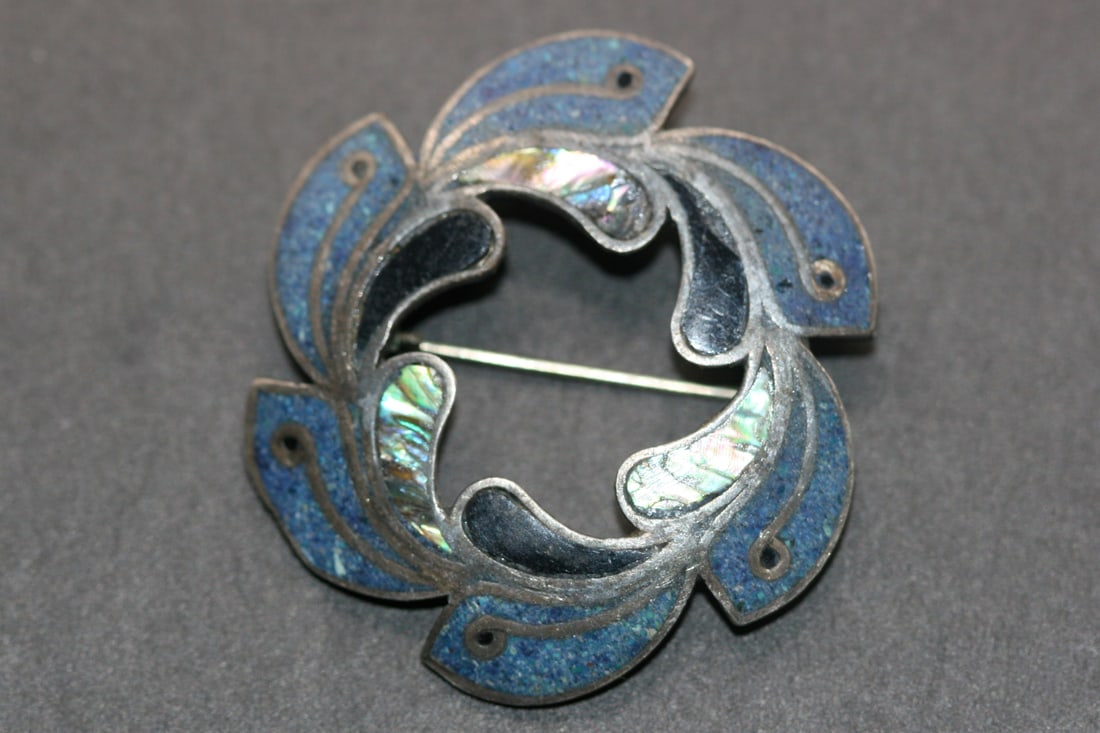 Taxco Mexico Signed JO Abalone Brooch Pin Vintage Sterling silver 925 lot #501: Taxco Mexico Signed JO Abalone Brooch Pin Vintage Sterling silver 925 measures 1 1/2" in diameter