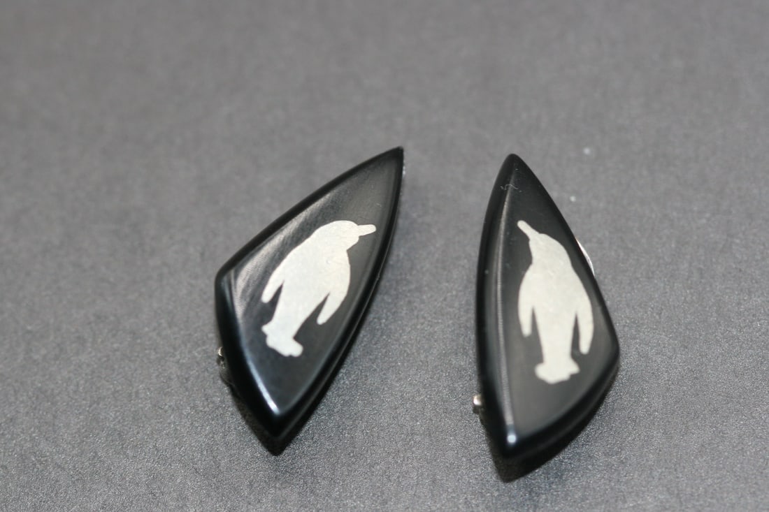 Penguin Inlaid Silver Vintage Clip Sterling 925 Earrings Lot#502: Penguin Inlaid Silver Vintage Clip Sterling 925 Earrings measures 1 1/4" x 1/2" unsigned